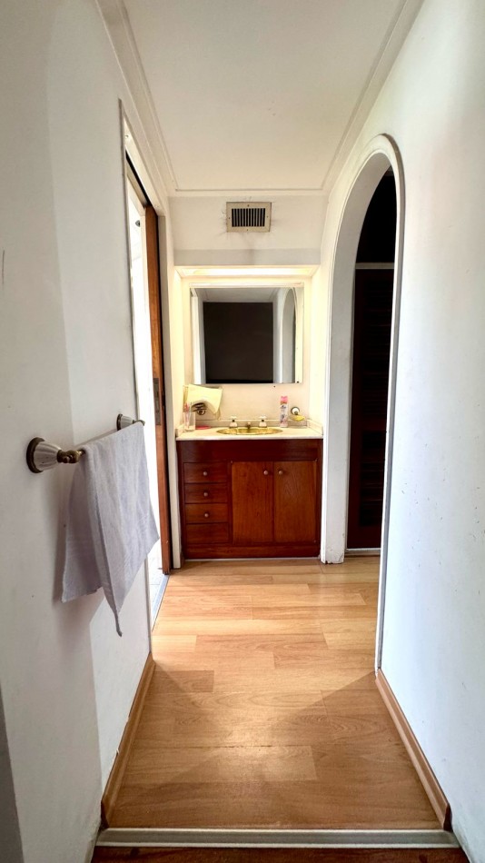 VENTA CASA 4 AMB. CON COCHERA, Versalles. APTO CREDITO