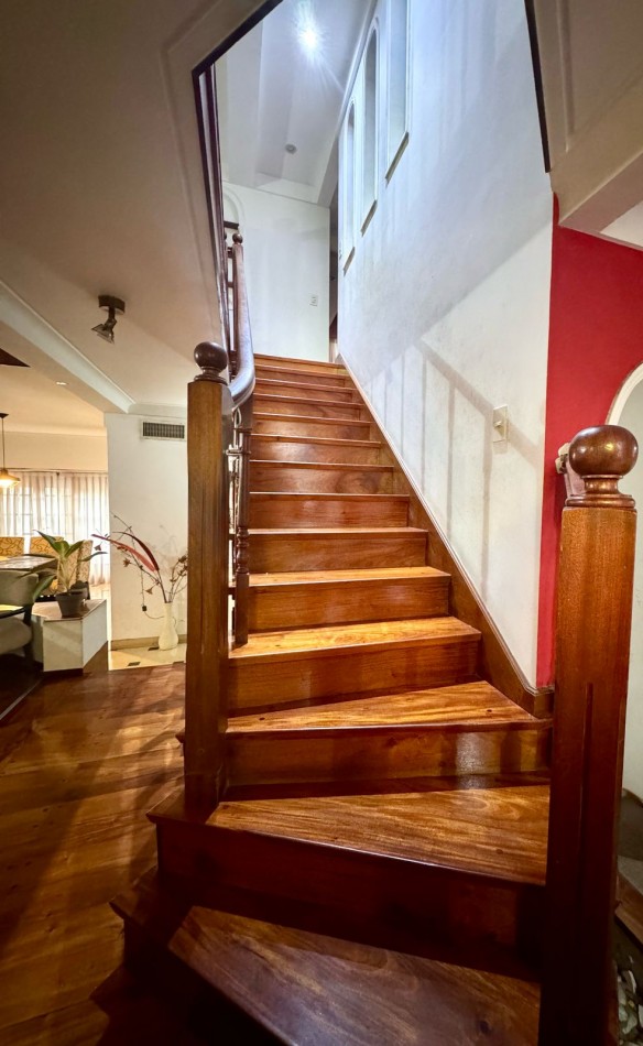 VENTA CASA 4 AMB. CON COCHERA, Versalles. APTO CREDITO