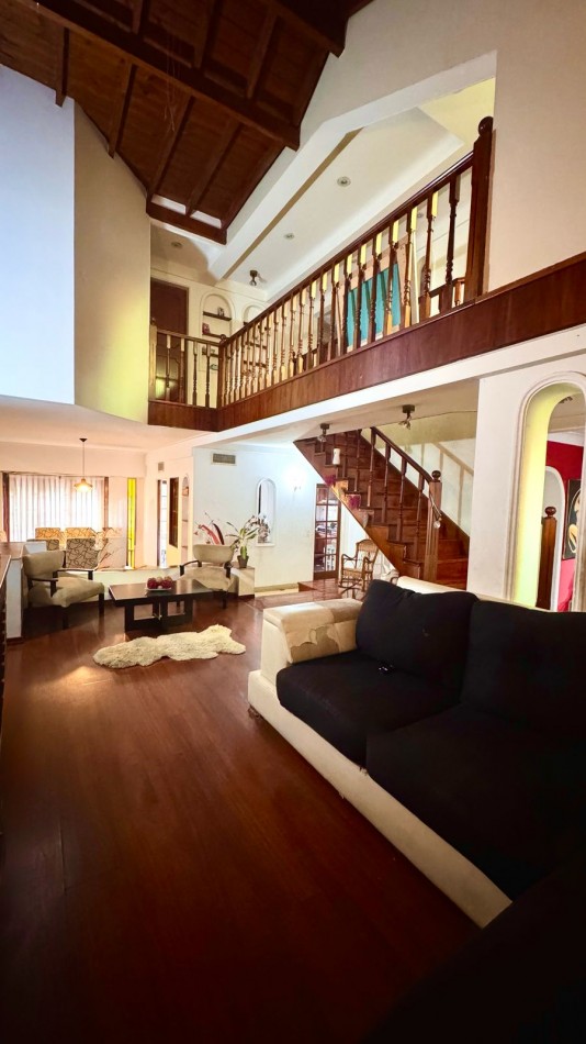 VENTA CASA 4 AMB. CON COCHERA, Versalles. APTO CREDITO