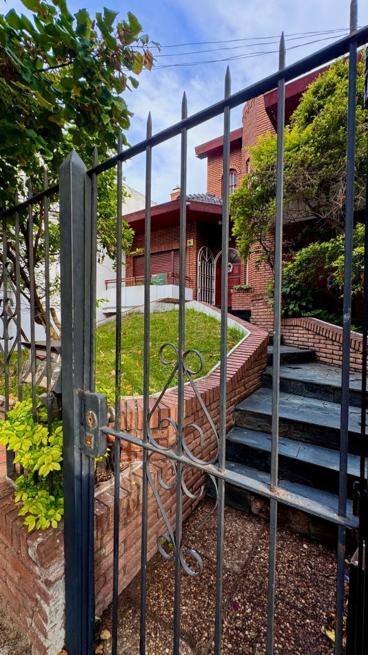 VENTA CASA 4 AMB. CON COCHERA, Versalles. APTO CREDITO